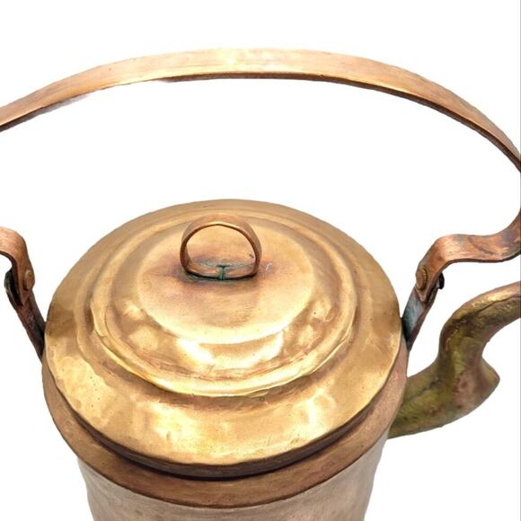 1700s Antique Copper Kettle with Bronze Closure Handle and Dovetails - Picture 2 of 10